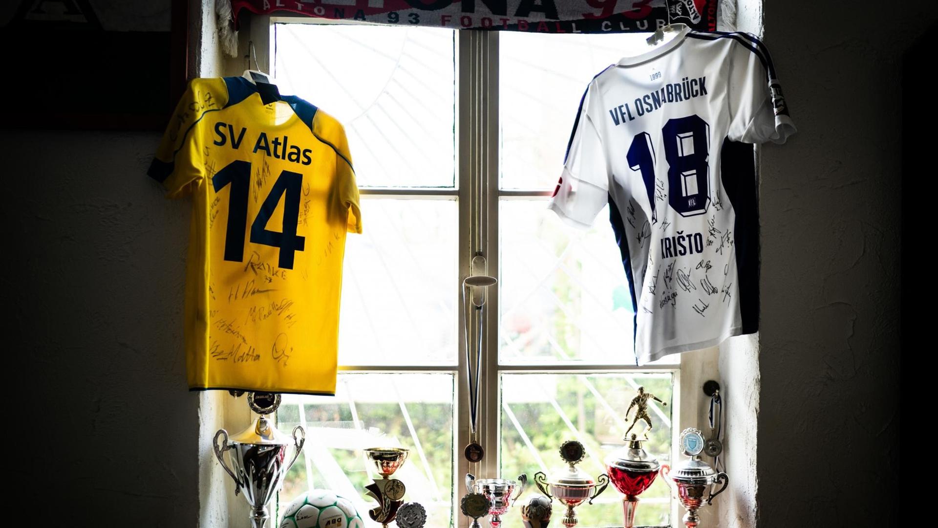 Ein Fußballfan hat all seine Pokale und Trikots vom SV Atlas Delmenhorst und vom VfL Osnabrueck im Fenster drapiert. Ein Fußballfan hat all seine Pokale und Trikots vom SV Atlas Delmenhorst und vom VfL Osnabrueck im Fenster drapiert.