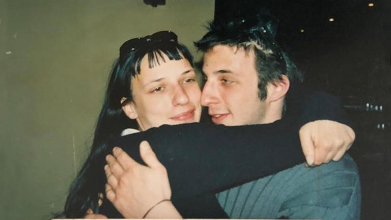 Caro Korneli und ihr Bruder Philipp Kaminski zusammen auf einem älteren Foto als Kinder und einer Fotografie als junge Erwachsene. Caro Korneli und ihr Bruder Philipp Kaminski zusammen auf einem älteren Foto als Kinder und einer Fotografie als junge Erwachsene.