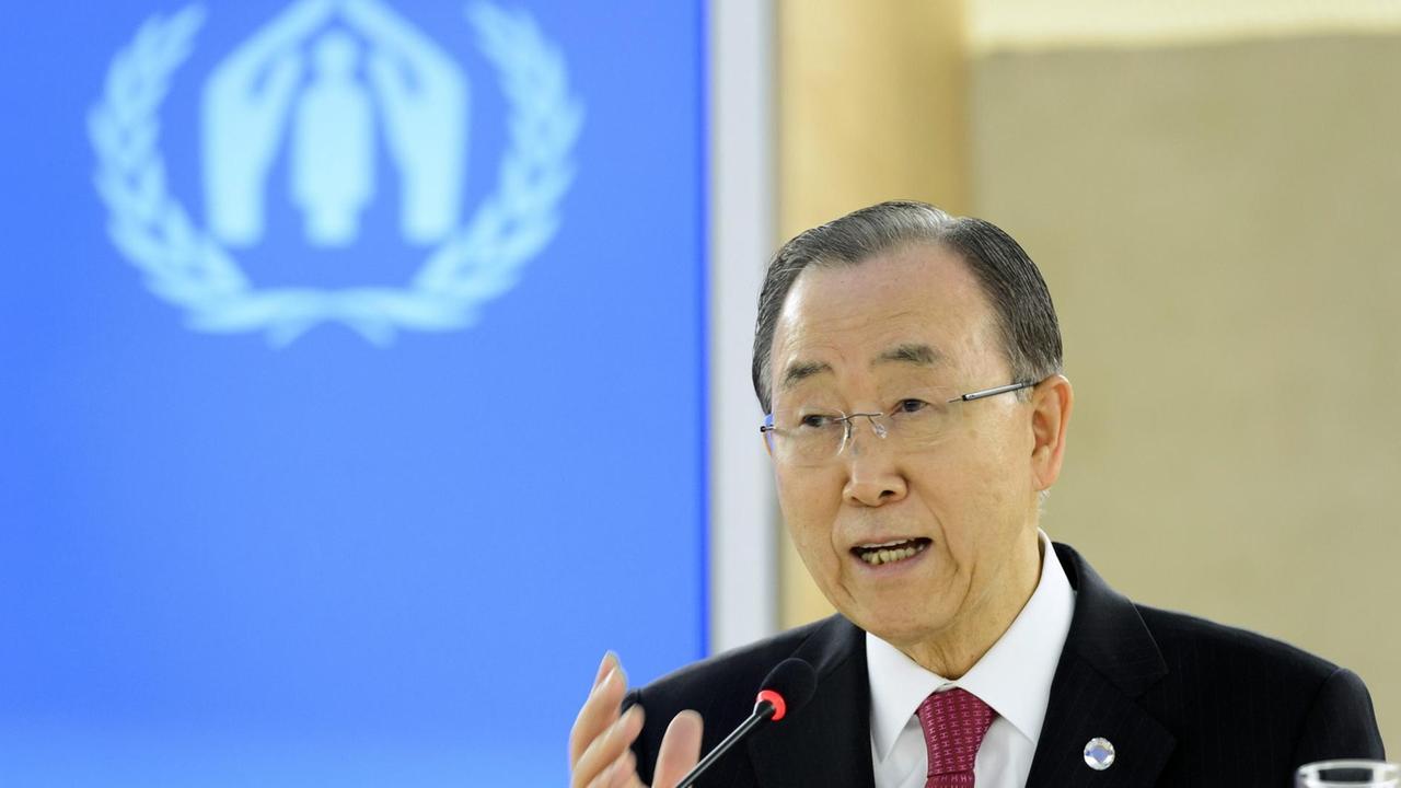 Ban spricht vor dem blauen Logo des UNHCR in ein Mikrofon und gestikuliert dazu mit der Hand.