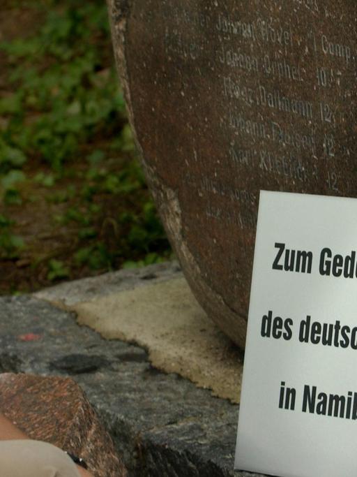 Eine Gedenktafel für die "Opfer des deutschen Völkermordes in Namibia von 1904 bis 1908" betrachtet Israel Kaunatjike, Angehöriger des Herero-Volkes, am Mittwoch (11.08.2004) auf dem Garnisonfriedhof in Berlin.