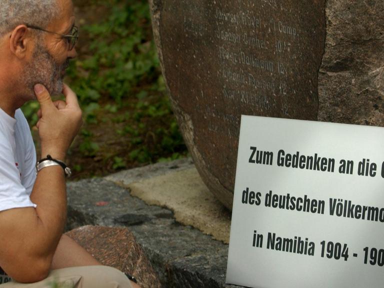Eine Gedenktafel für die "Opfer des deutschen Völkermordes in Namibia von 1904 bis 1908" betrachtet Israel Kaunatjike, Angehöriger des Herero-Volkes, am Mittwoch (11.08.2004) auf dem Garnisonfriedhof in Berlin.