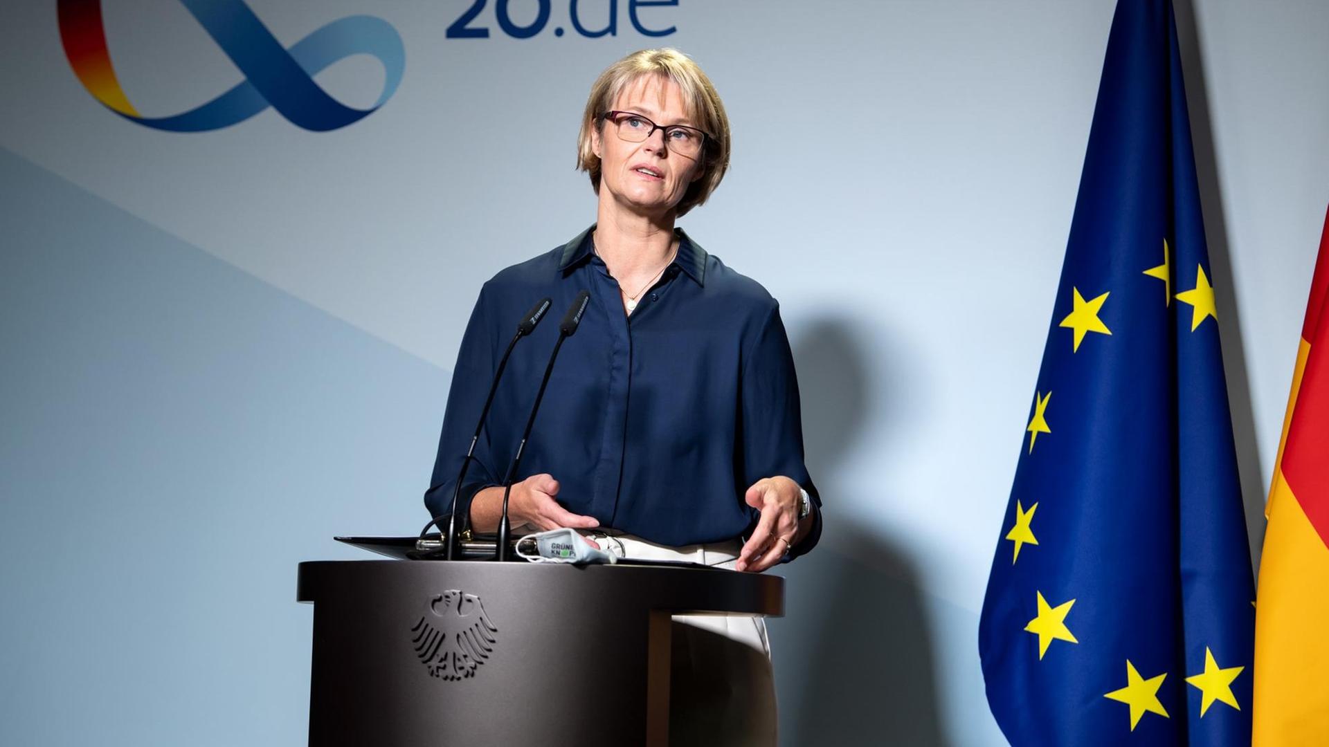 Anja Karliczek (CDU), Bundesministerin für Bildung und Forschung, äußert sich bei einer Pressekonferenz in ihrem Ministerium zu den Ergebnissen des "Schulgipfels". Anja Karliczek (CDU), Bundesministerin für Bildung und Forschung, äußert sich bei einer Pressekonferenz in ihrem Ministerium zu den Ergebnissen des "Schulgipfels".