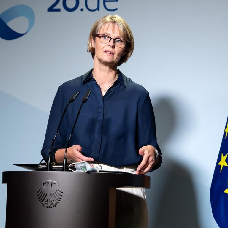 Anja Karliczek (CDU), Bundesministerin für Bildung und Forschung, äußert sich bei einer Pressekonferenz in ihrem Ministerium zu den Ergebnissen des "Schulgipfels". 