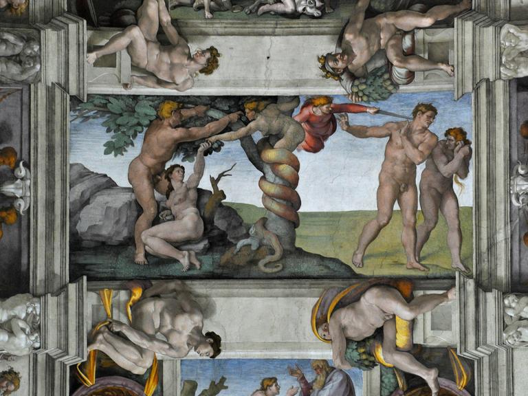Die Deckenmalerei "Sündenfall und Vertreibung aus dem Paradies" von Michelangelo in der Sixtinischen Kapelle in Rom.