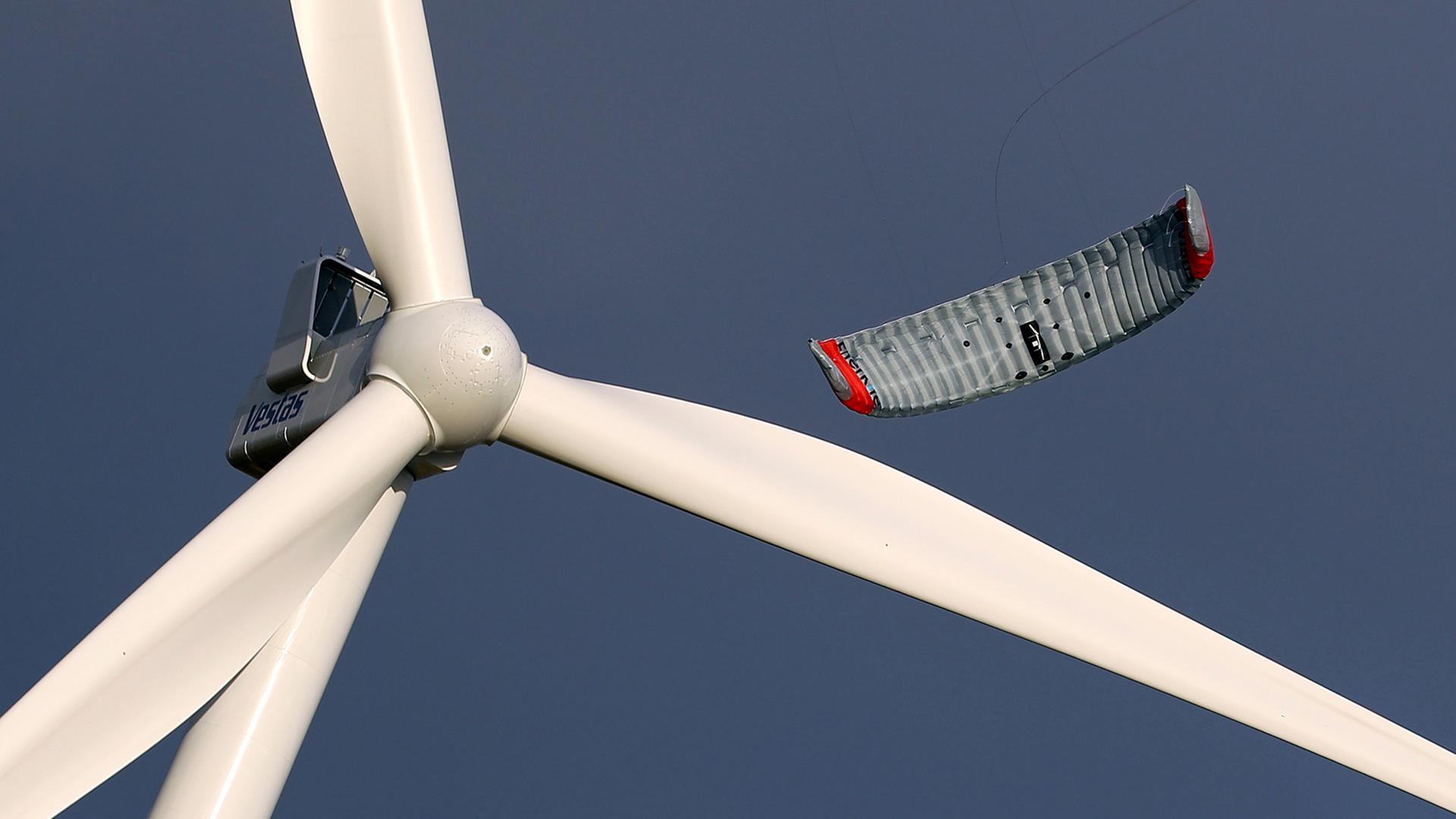 Der Prototyp EnerKite EK30, eine mobile Windenergieanlage mit 30 Kilowatt Nennleistung in Form eines Drachens, fliegt auf einem Feld vor einem Windpark bei Husum (Schleswig-Holstein). Der Prototyp EnerKite EK30, eine mobile Windenergieanlage mit 30 Kilowatt Nennleistung in Form eines Drachens, fliegt auf einem Feld vor einem Windpark bei Husum (Schleswig-Holstein).