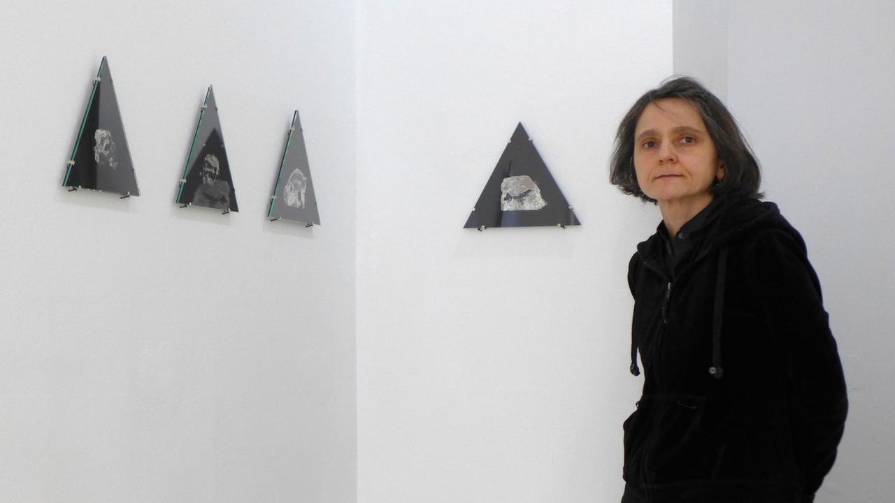 Georgia Krawiec vor ihren Chemogrammen aus dem Projekt TRINITY TEST in der Berliner Galerie ep.contemporary im März 2018 Georgia Krawiec vor ihren Chemogrammen aus dem Projekt TRINITY TEST in der Berliner Galerie ep.contemporary im März 2018