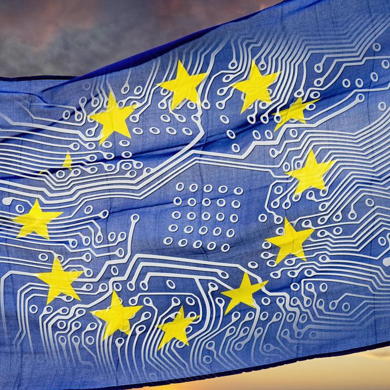 Eine Europäische Flagge mit Platinengrafik weht vor dramatischem Himmel.