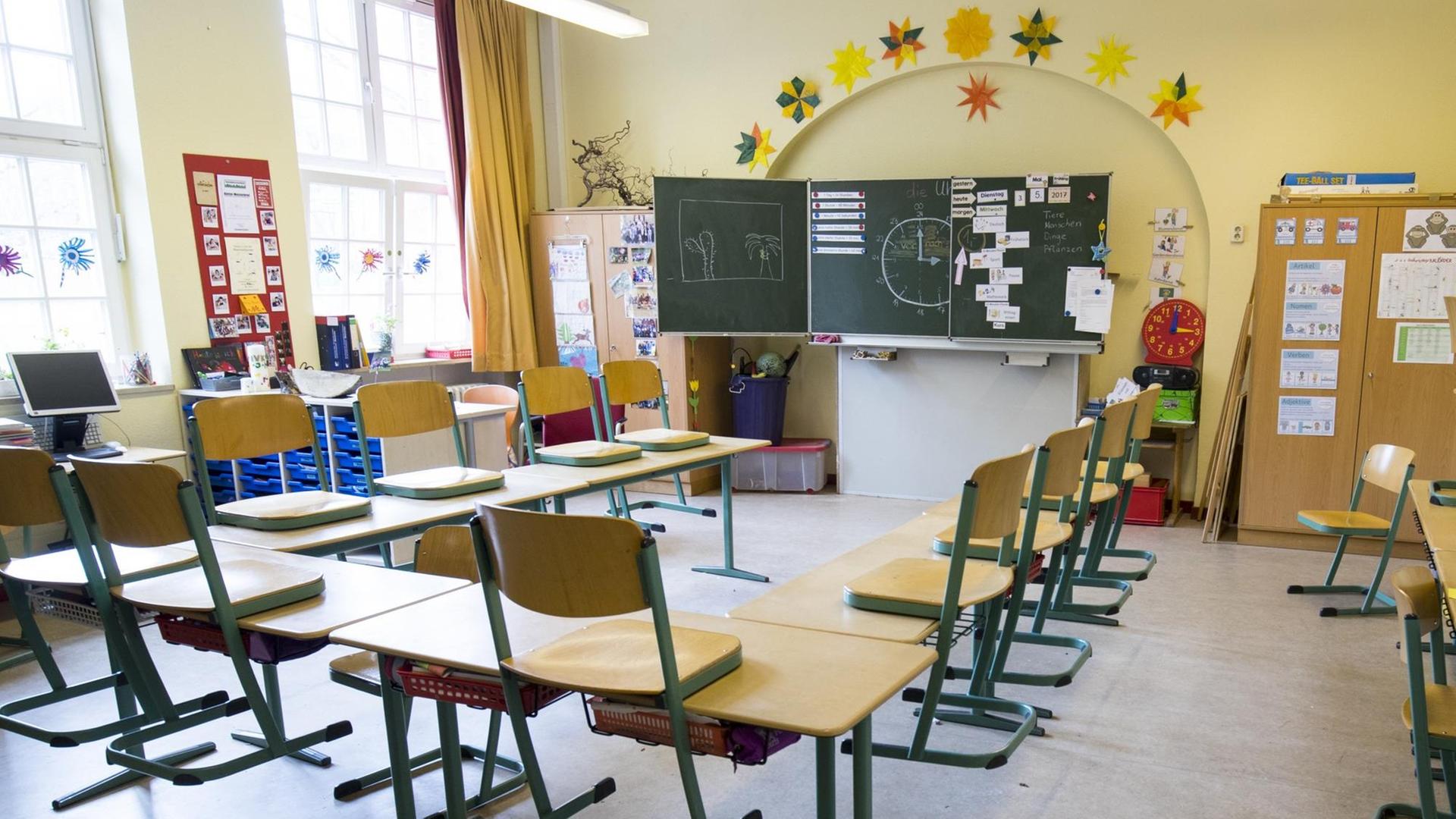 Ein leeres Klassenzimmer mit Stühlen, Tischen und Tafel