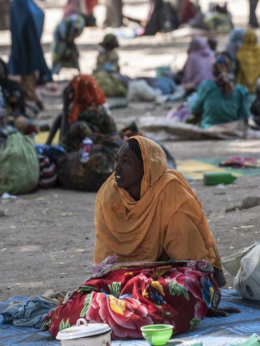 Flüchtlinge campieren unter freiem Himmel in einem überfüllten Lager in Bama im nigerianischen Bundesstaat Borno