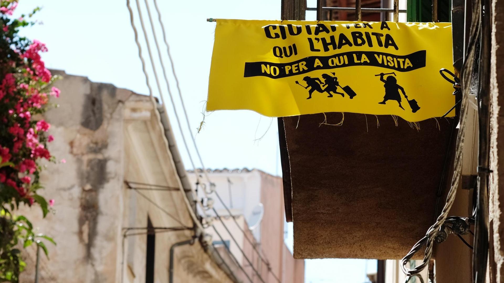Ein Plakat an einem Wohnhaus wendet sich gegen gegen Massentourismus auf der Insel Palma de Mallorca, fotografiert am 13.06.2017. Eine Initiative fordert "Ciutat per a qui l habita, no per a qui la visita" - "Die Stadt für die Bewohner, nicht für die Besucher". Ein Plakat an einem Wohnhaus wendet sich gegen gegen Massentourismus auf der Insel Palma de Mallorca, fotografiert am 13.06.2017. Eine Initiative fordert "Ciutat per a qui l habita, no per a qui la visita" - "Die Stadt für die Bewohner, nicht für die Besucher".