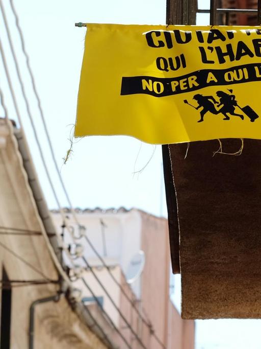 Ein Plakat an einem Wohnhaus wendet sich gegen gegen Massentourismus auf der Insel Palma de Mallorca, fotografiert am 13.06.2017. Eine Initiative fordert "Ciutat per a qui l habita, no per a qui la visita" - "Die Stadt für die Bewohner, nicht für die Besucher".