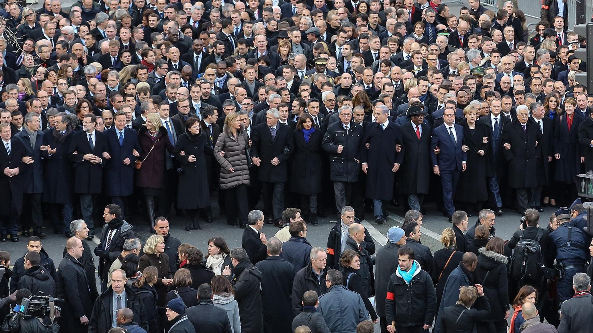 Staars- und Regierungschefs vieler Länder kamen nach Paris, um der Toten der Anschläge zu Gedenken. Staars- und Regierungschefs vieler Länder kamen nach Paris, um der Toten der Anschläge zu Gedenken.