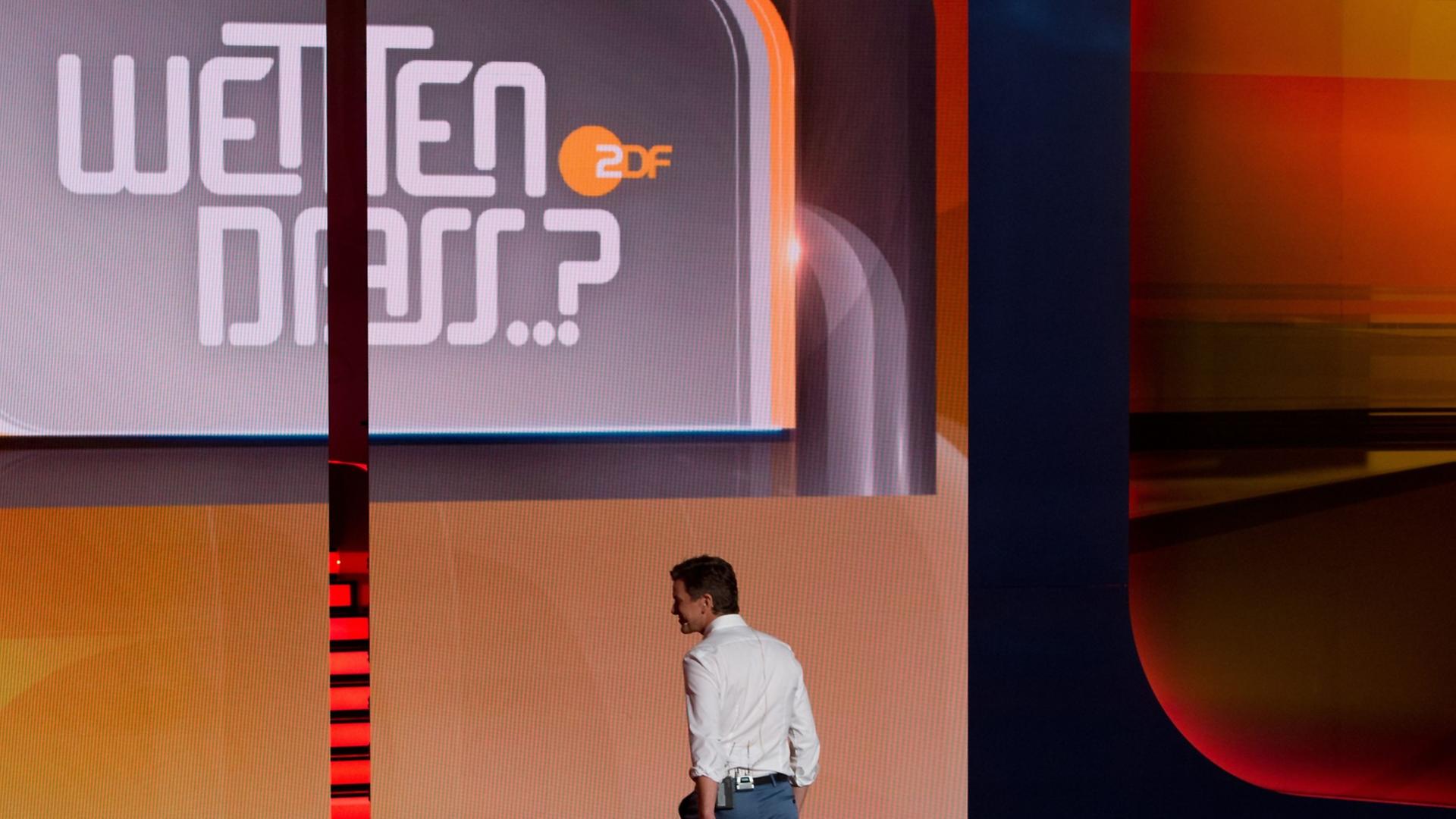 Moderator Markus Lanz geht am 05.04.2014 in der ZDF-Sendung "Wetten, dass..? durch die Baden-Arena in Offenburg (Baden-Württemberg) Moderator Markus Lanz geht am 05.04.2014 in der ZDF-Sendung "Wetten, dass..? durch die Baden-Arena in Offenburg (Baden-Württemberg)