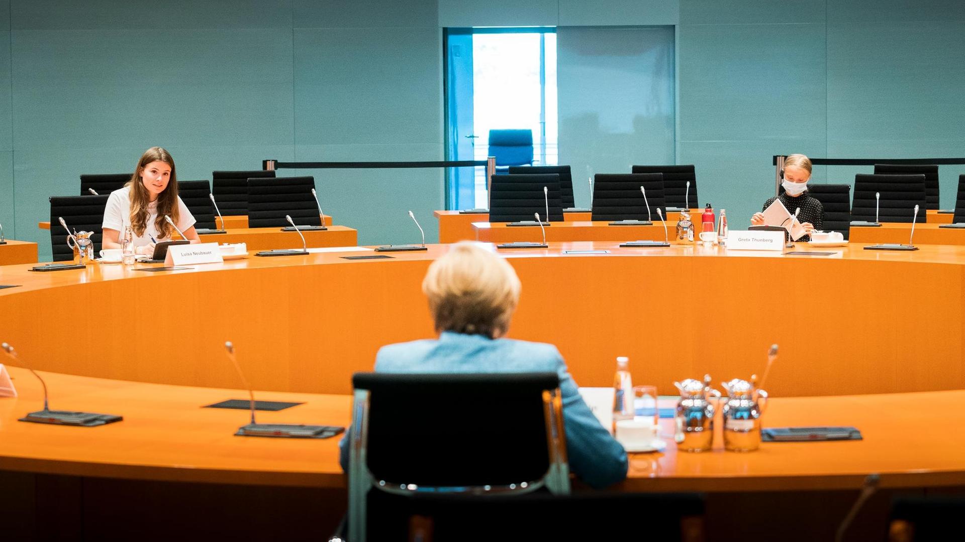Bundeskanzlerin Angela Merkel (vorne) im Gespräch mit Greta Thunberg (R) und Luisa Neubauer Bundeskanzlerin Angela Merkel (vorne) im Gespräch mit Greta Thunberg (R) und Luisa Neubauer