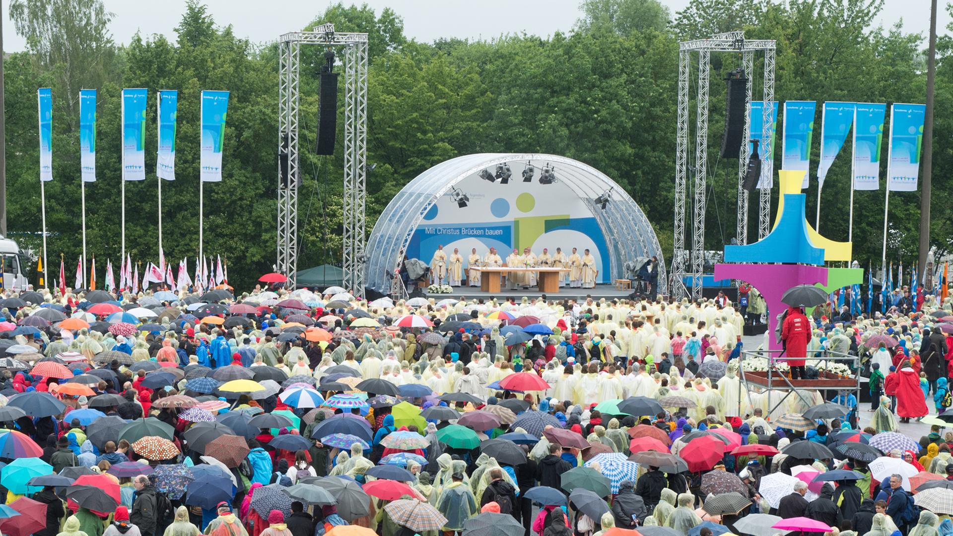 Zahlreiche Gläubige nehmen in Regensburg (Bayern) an der Christi-Himmelfahrt-Messe beim 99. Katholikentag teil. Zahlreiche Gläubige nehmen in Regensburg (Bayern) an der Christi-Himmelfahrt-Messe beim 99. Katholikentag teil.