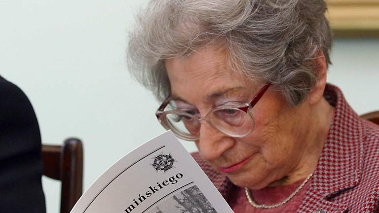 Maria Straszewska, Literaturforscherin, war von 1939 bis 1944 Redaktionsekretärin der größten polnischen Untergrundzeitung "Biuletyn Informacyjny".. Maria Straszewska, Literaturforscherin, war von 1939 bis 1944 Redaktionsekretärin der größten polnischen Untergrundzeitung "Biuletyn Informacyjny"..