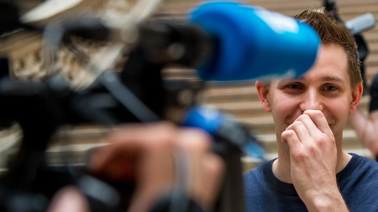 Der österreichische Datenaktivist Max Schrems vor Journalisten. Er lacht. Der österreichische Datenaktivist Max Schrems vor Journalisten. Er lacht.