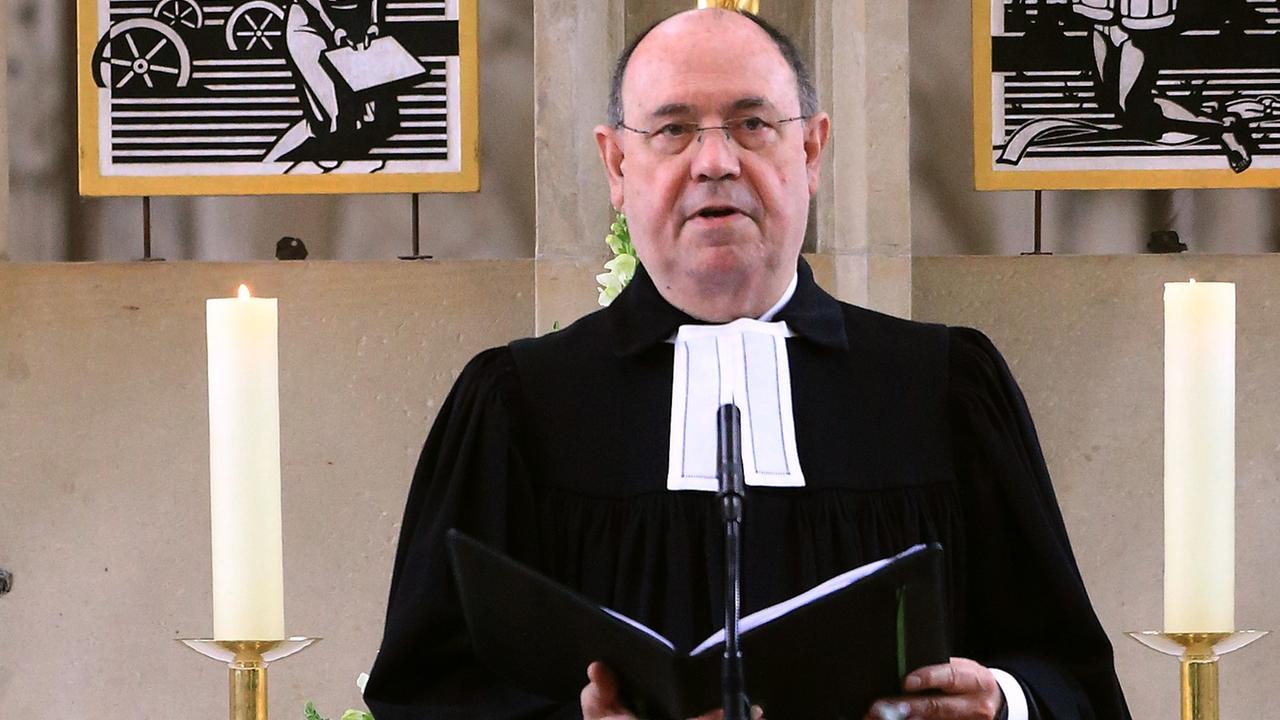 Nikolaus Schneider, Ratsvorsitzender der Evangelischen Kirche in Deutschland (EKD), kurz vor der Erklärung seines Rücktritts Nikolaus Schneider, Ratsvorsitzender der Evangelischen Kirche in Deutschland (EKD), kurz vor der Erklärung seines Rücktritts