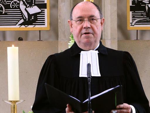 Nikolaus Schneider, Ratsvorsitzender der Evangelischen Kirche in Deutschland (EKD), kurz vor der Erklärung seines Rücktritts