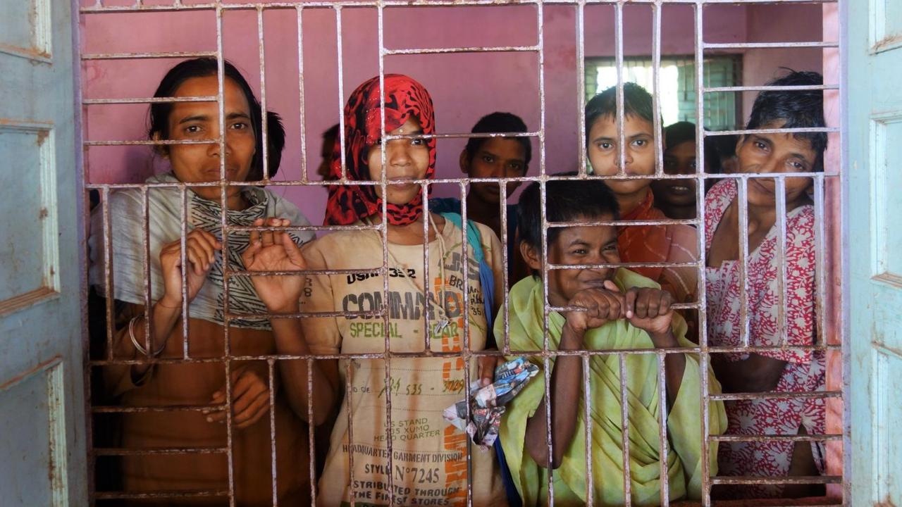 Die "Mission Ashra" ist das einzige Heim für psychisch kranke Frauen im indischen Odisha. Sieben von ihnen stehen hinter einem Gitter und gucken raus. Die "Mission Ashra" ist das einzige Heim für psychisch kranke Frauen im indischen Odisha. Sieben von ihnen stehen hinter einem Gitter und gucken raus.