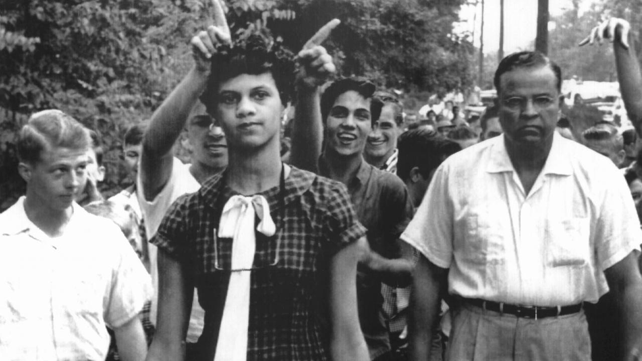 Jugendliche verspotten und verhöhnen am 4. September 1957 die farbige 15jährige Schülerin Dorothy Geraldine Counts, die auf dem Weg zur Harding High School in Charlotte (Nord Carolina) ist, um sich anzumelden. Jugendliche verspotten und verhöhnen am 4. September 1957 die farbige 15jährige Schülerin Dorothy Geraldine Counts, die auf dem Weg zur Harding High School in Charlotte (Nord Carolina) ist, um sich anzumelden.