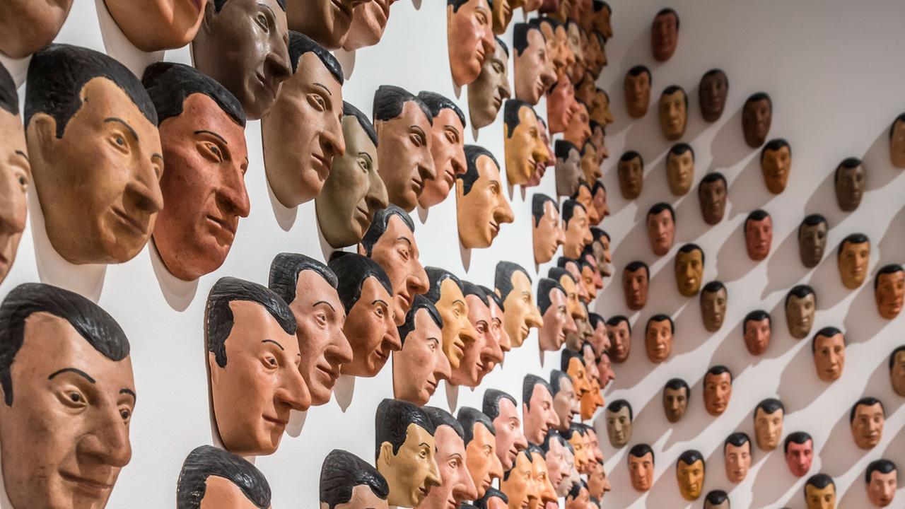 Besucherin der Ausstellung "Unendlicher Spaß" in der Frankfurter Schirn betrachtet Maurizio Cattelans "Spermini". Die Arbeit besteht aus 250 bemalten Gummimasken. Besucherin der Ausstellung "Unendlicher Spaß" in der Frankfurter Schirn betrachtet Maurizio Cattelans "Spermini". Die Arbeit besteht aus 250 bemalten Gummimasken.