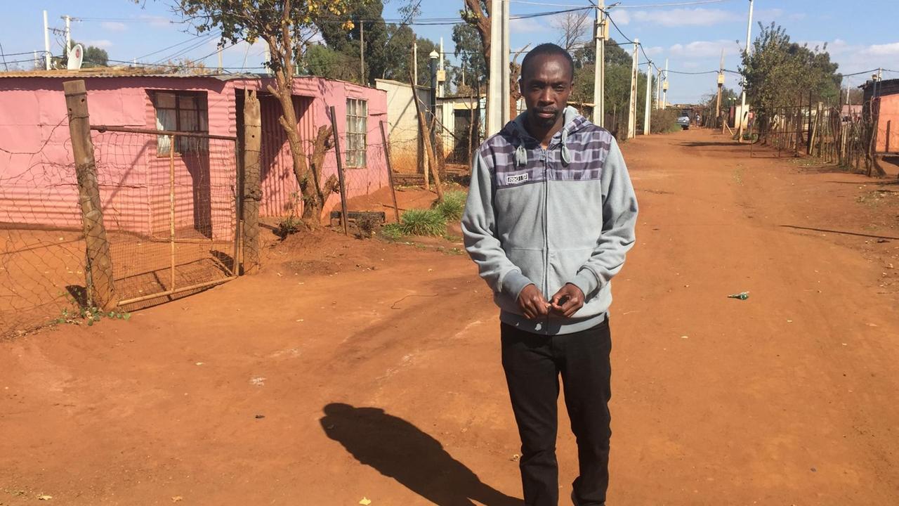 Siphiwe Nkosi vor seiner Wellblechhütte im Township von Johannesburg
