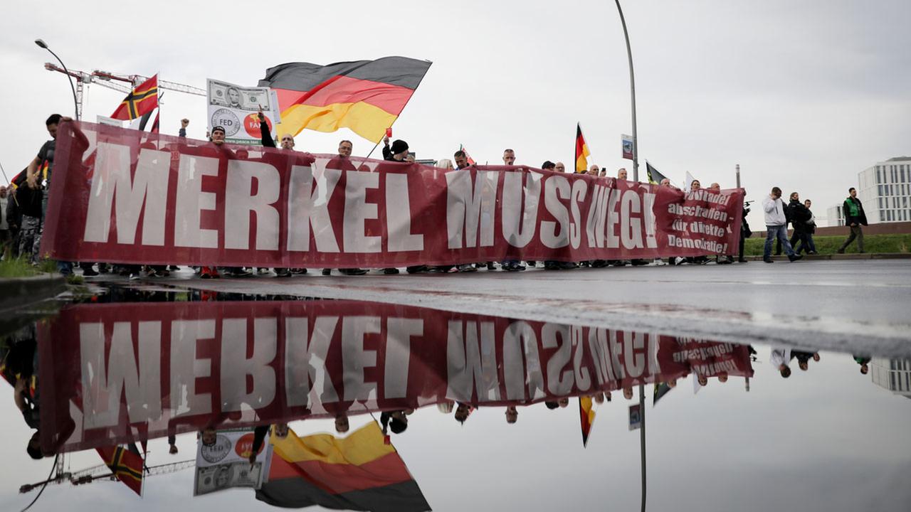 Rechte demonstrieren am 09.09.2017 in Berlin in der Nähe des Kanzleramtes. Rechte demonstrieren am 09.09.2017 in Berlin in der Nähe des Kanzleramtes.
