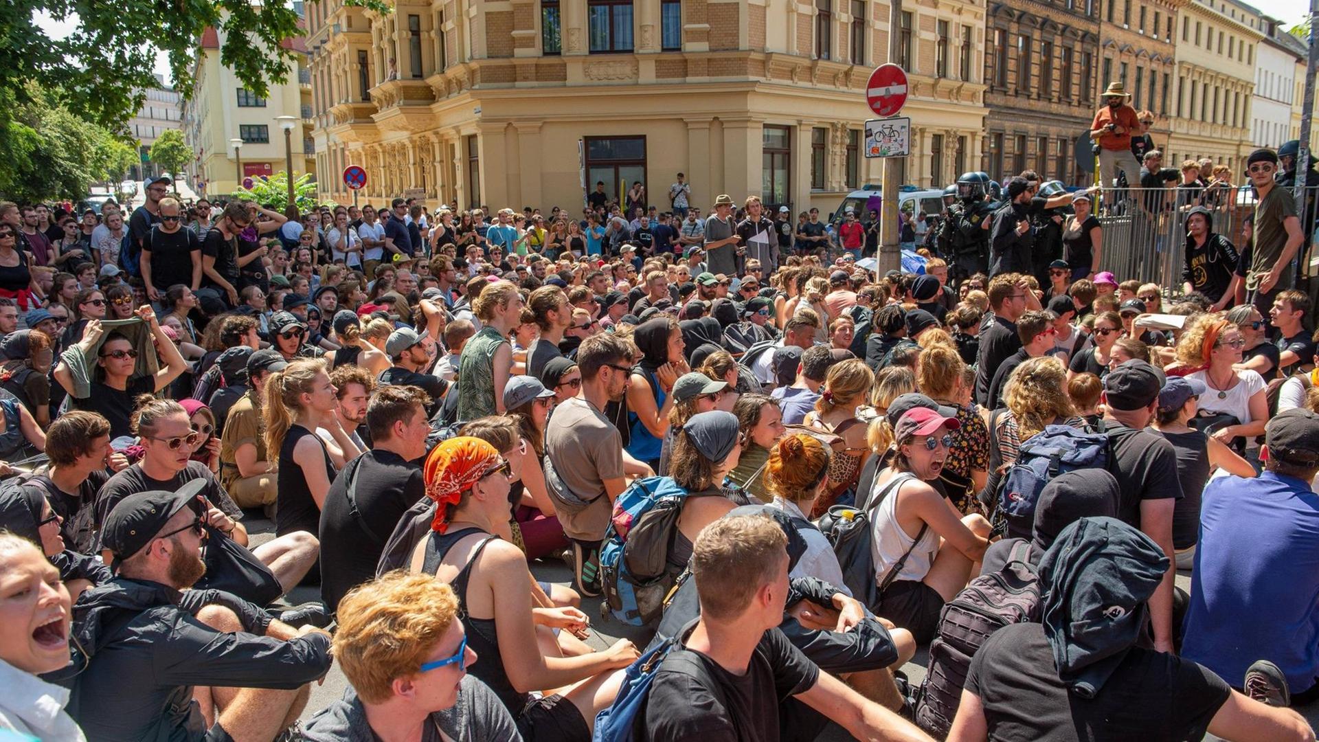 Halle gegen Rechts, Bündnis für Zivilcourage, mit Protesten gegen diesen Aufmarsch Anhänger der Gegendemonstration, unter ihnen auch Anhänger der Autonomen Szene (Archivaufnahme 2019) Halle gegen Rechts, Bündnis für Zivilcourage, mit Protesten gegen diesen Aufmarsch Anhänger der Gegendemonstration, unter ihnen auch Anhänger der Autonomen Szene (Archivaufnahme 2019)