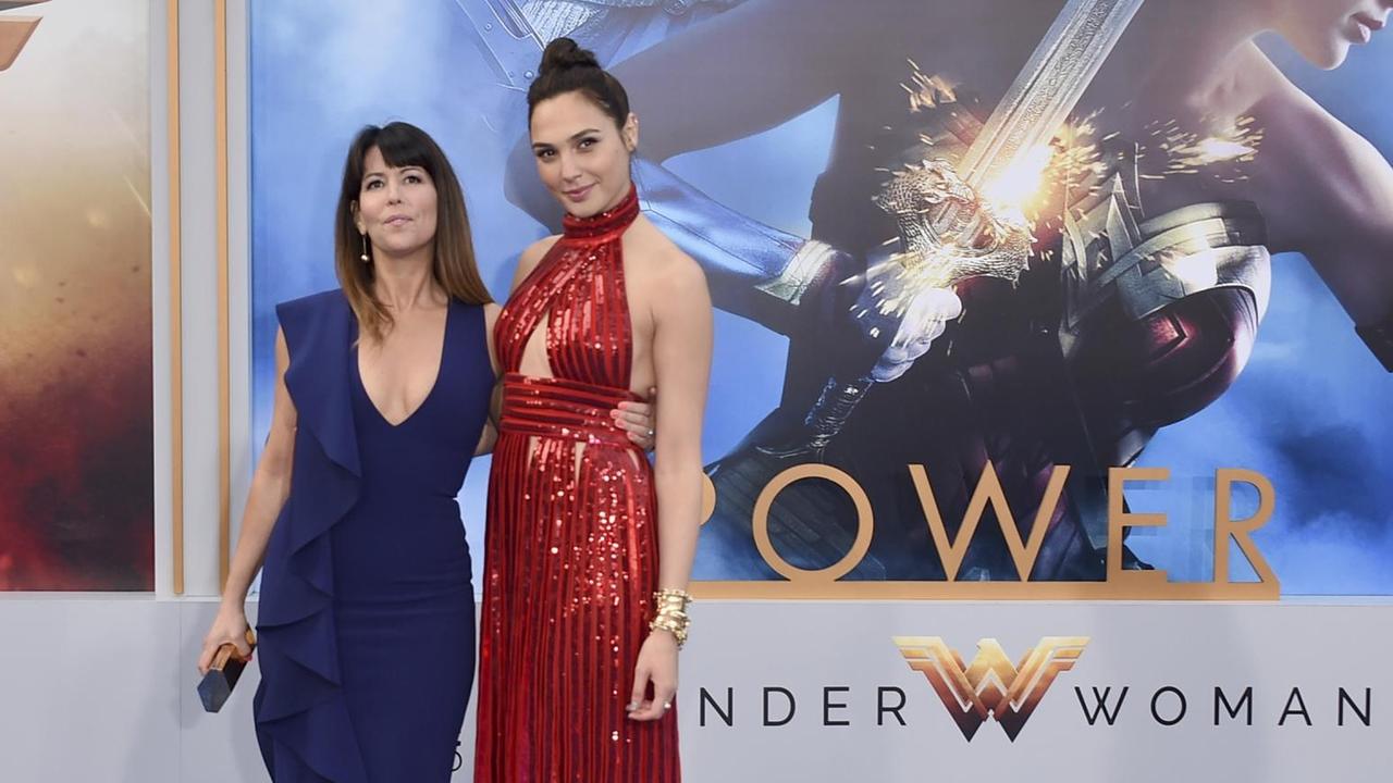 Das Bild zeigt Regisseurin Patty Jenkins (li.) und Schauspielerin Gal Gadot bei der Weltpremiere von "Wonder Woman" in Los Angeles am 25. Mai 2017 in Los Angeles. Beide stehen vor einem großen Filmplakat.