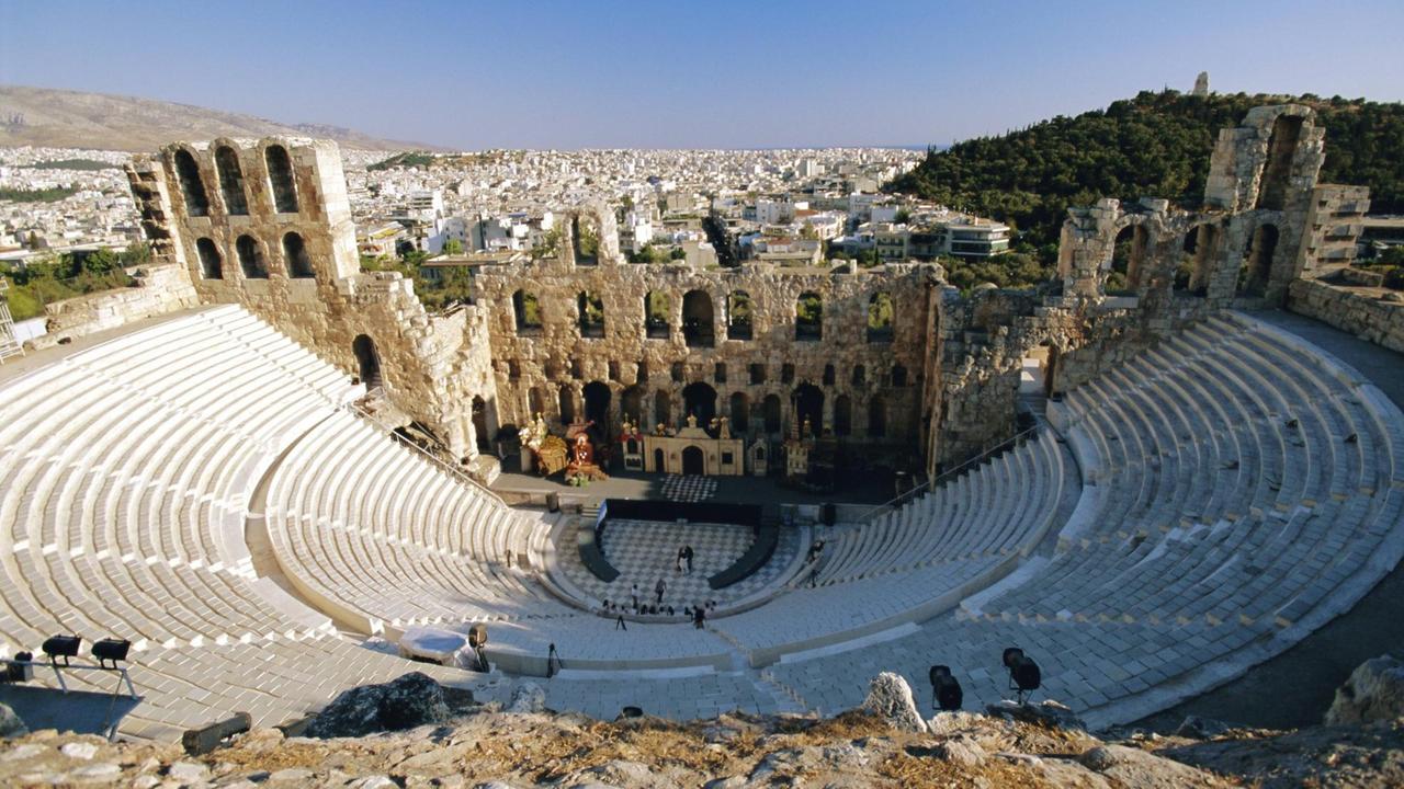 Panoramablick über die Überreste eines antiken Amphitheater.