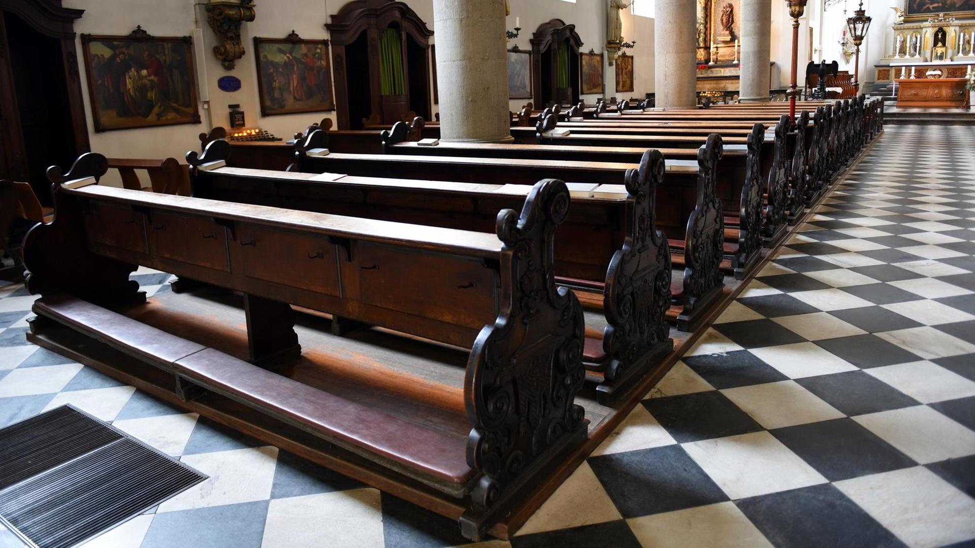 Leere Kirchenbänke in einer katholischen Kirche Leere Kirchenbänke in einer katholischen Kirche