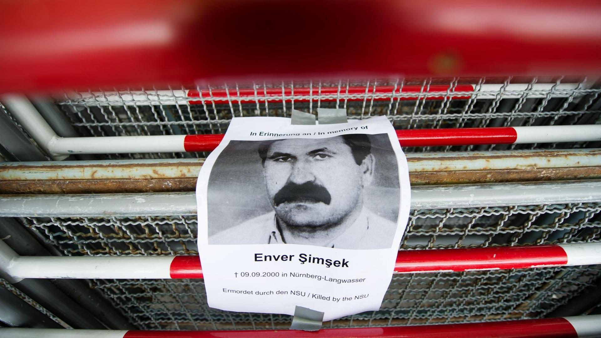 Ein Bild von Enver Şimşek hängt an einem Absperrgitter während des NSU-Prozesses in München. Ein Bild von Enver Şimşek hängt an einem Absperrgitter während des NSU-Prozesses in München.