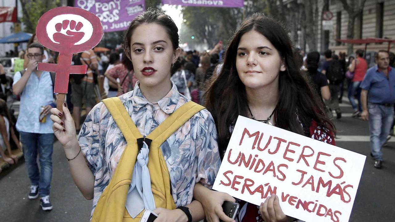 Zwei Feministinnen protestieren im März 2017 in Buenos Aires gegen Gewalt an Frauen Zwei Feministinnen protestieren im März 2017 in Buenos Aires gegen Gewalt an Frauen