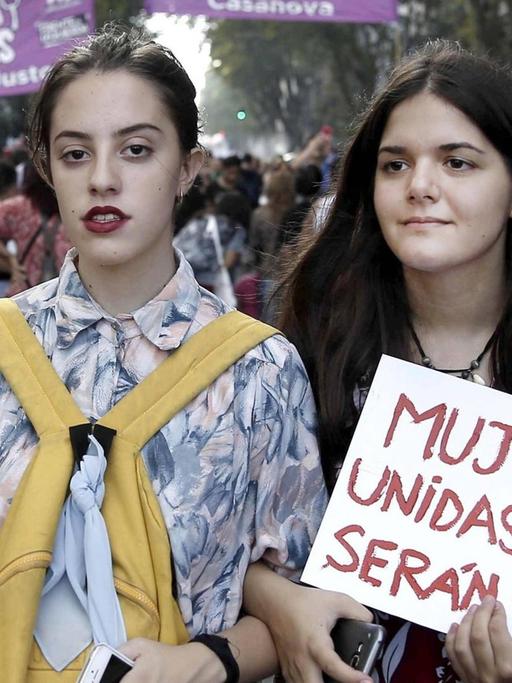 Zwei Feministinnen protestieren im März 2017 in Buenos Aires gegen Gewalt an Frauen