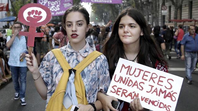 Zwei Feministinnen protestieren im März 2017 in Buenos Aires gegen Gewalt an Frauen