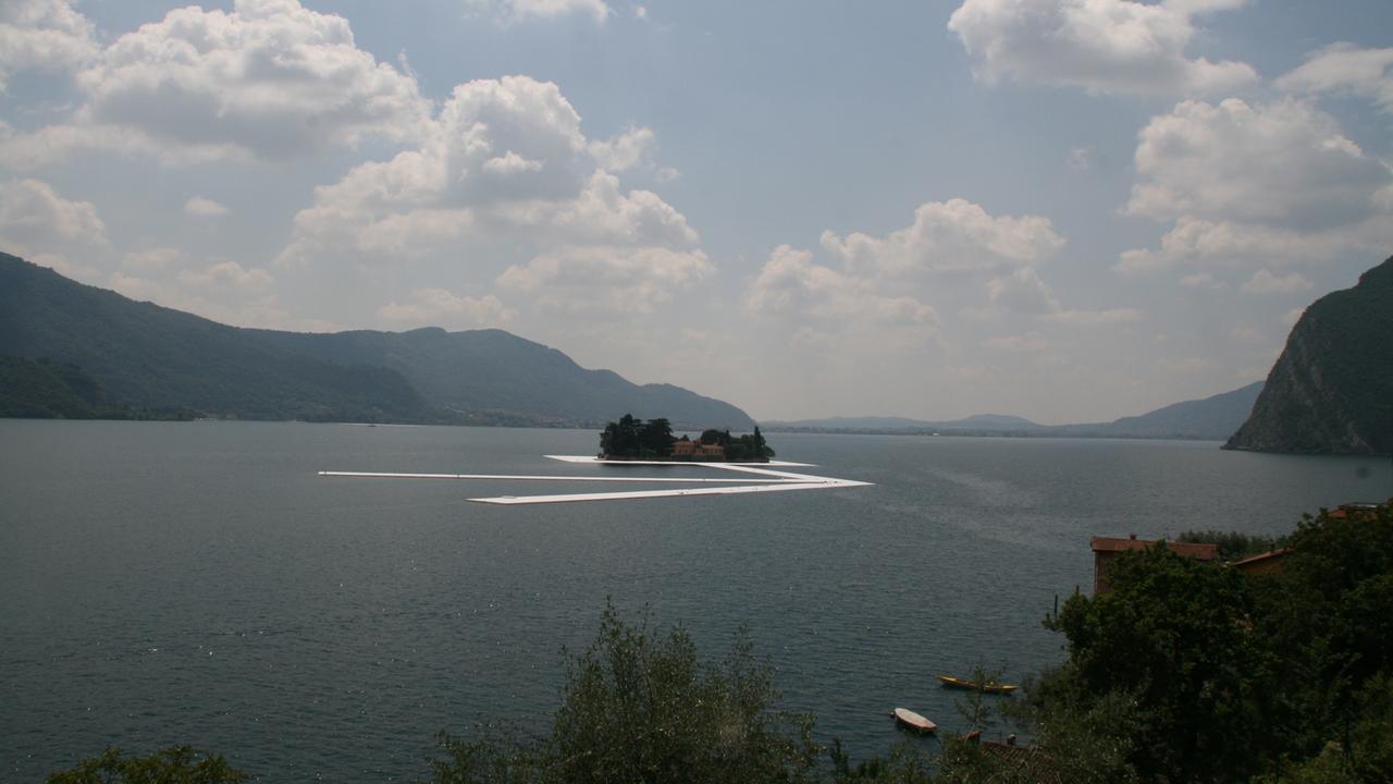 Christos "Floating Piers": Die Stege rund um die Insel Sao Paolo sind bereits installiert. Christos "Floating Piers": Die Stege rund um die Insel Sao Paolo sind bereits installiert.