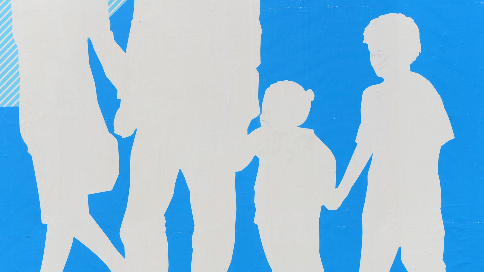 Auf blauem Hintergrund sind die Silhouetten einer Familie mit Mutter, Vater, Tochter und Sohn in weiß zu sehen. Auf blauem Hintergrund sind die Silhouetten einer Familie mit Mutter, Vater, Tochter und Sohn in weiß zu sehen.