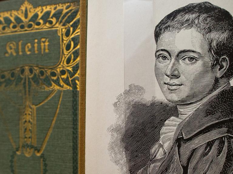 Historische Ausgaben und ein Porträt des Schriftstellers Heinrich von Kleist stehen am 16.10.2013 im Neubau des Kleist-Museums in Frankfurt (Oder) (Brandenburg).