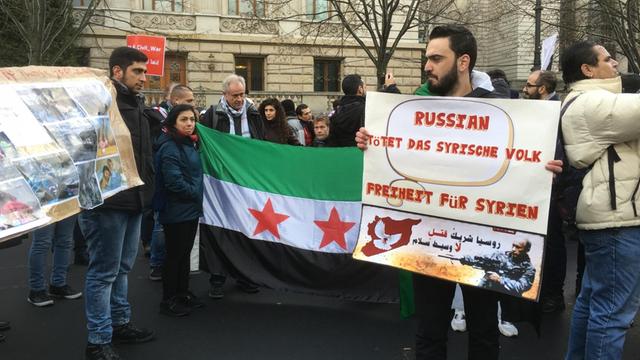Protest gegen den Syrien-Krieg in Berlin vor der russischen Botschaft