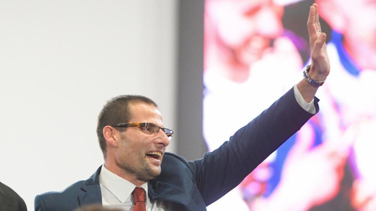 Robert Abela winkt seinen Anhängern Robert Abela winkt seinen Anhängern