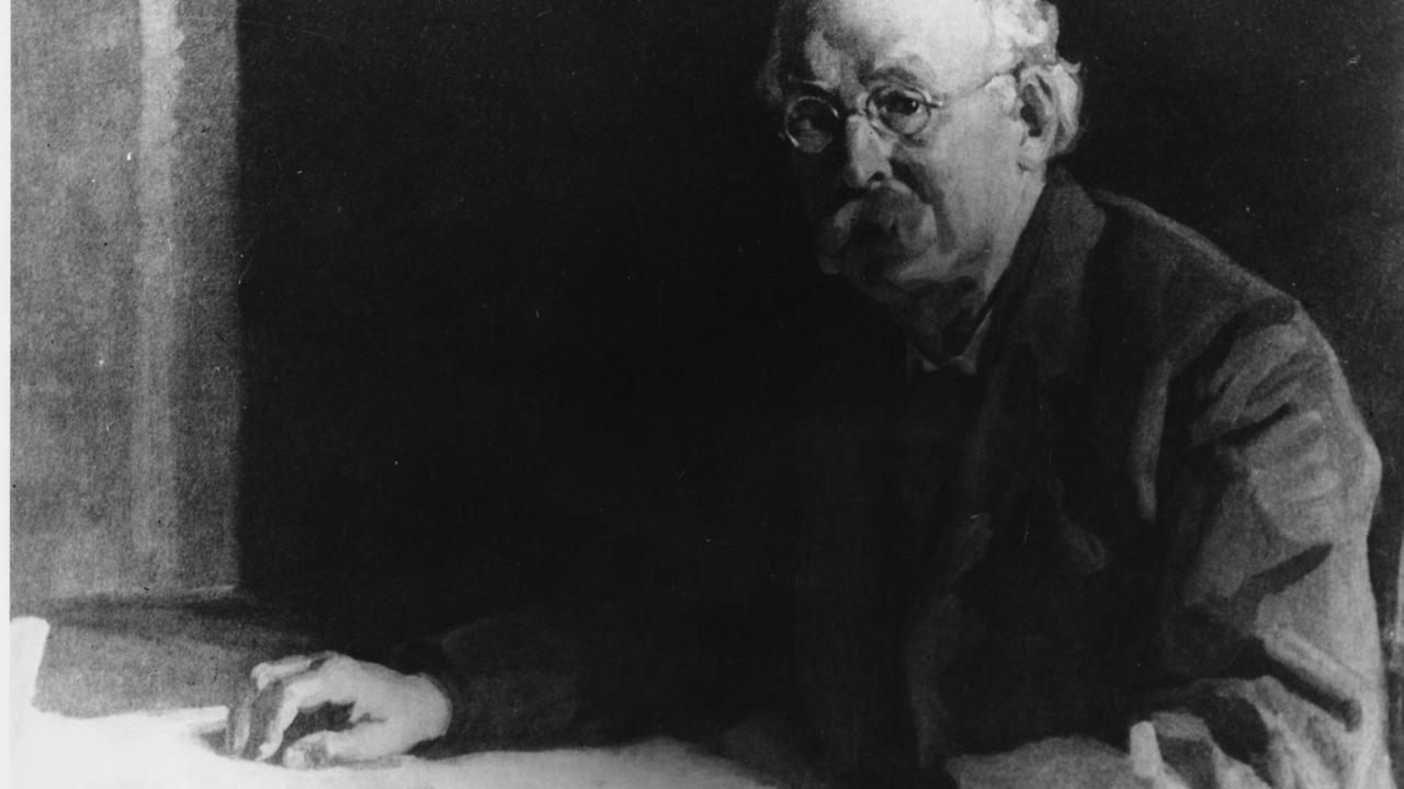 Undatiertes Bild des Stadtplaners und Mitbegründers der Gartenstadt Ebenezer Howard. Ein alter Mann sitzt an einem Tisch. Undatiertes Bild des Stadtplaners und Mitbegründers der Gartenstadt Ebenezer Howard. Ein alter Mann sitzt an einem Tisch.