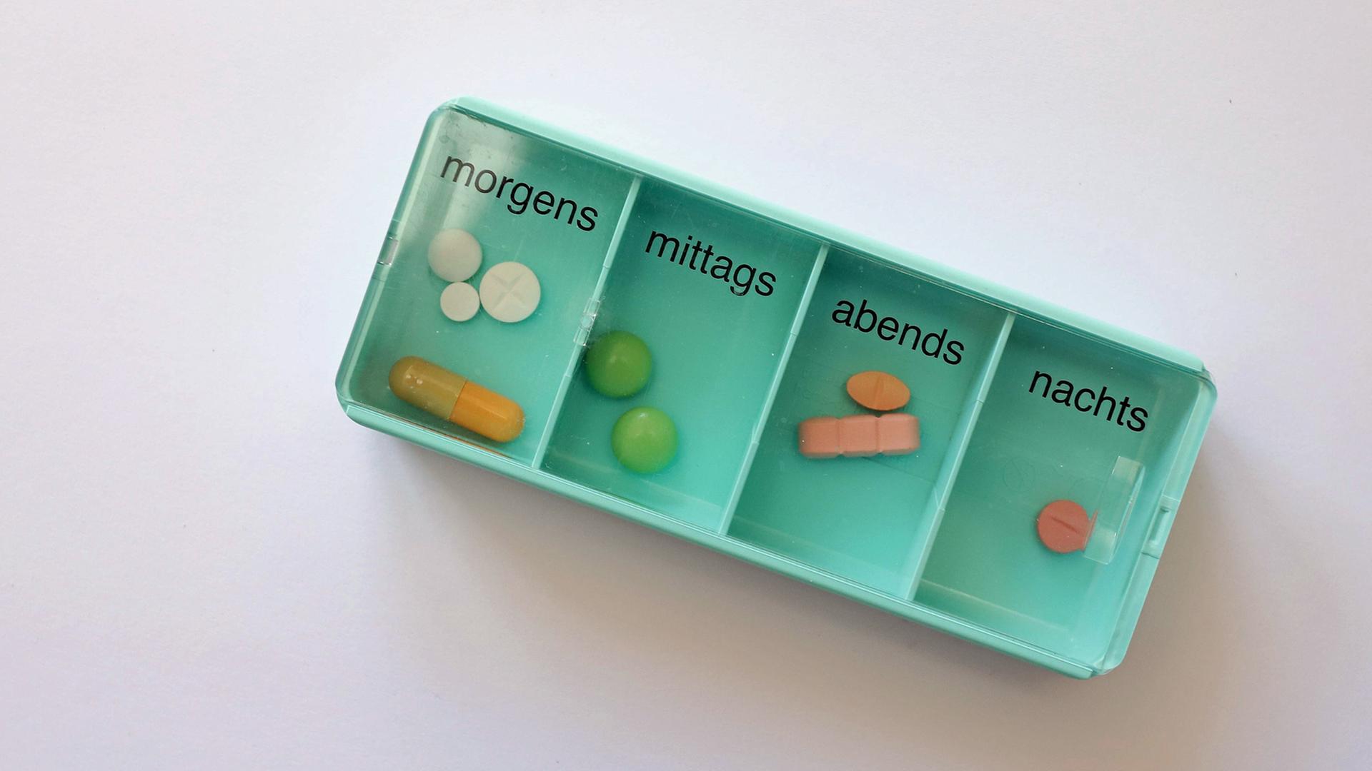Tabletten in einer Plastikbox mit vier Fächern Tabletten in einer Plastikbox mit vier Fächern