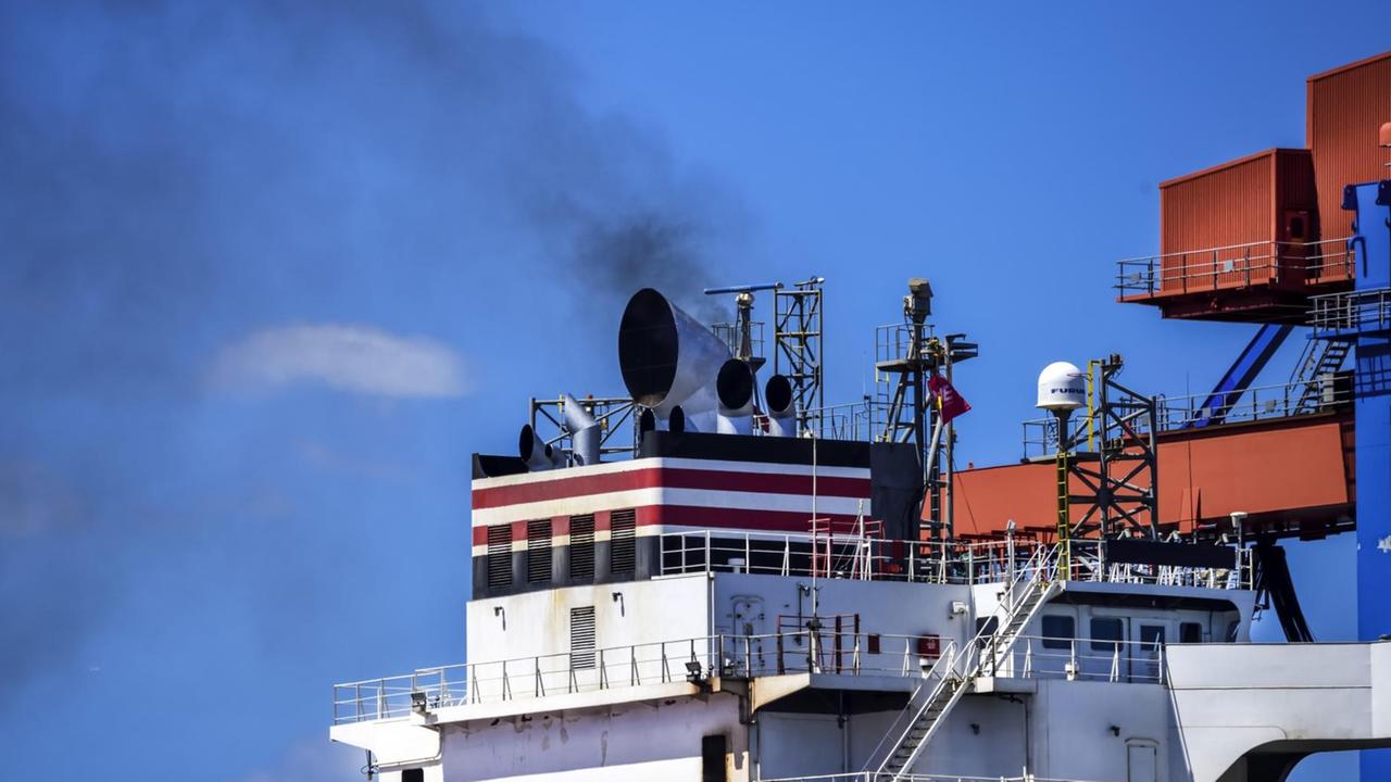 Rauchender Schornstein eines Containerschiffes in Hamburg. In der EU sterben jedes Jahr etwa 60.000 Menschen vorzeitig an den Abgasen von Schiffen, so Experten. Rauchender Schornstein eines Containerschiffes in Hamburg. In der EU sterben jedes Jahr etwa 60.000 Menschen vorzeitig an den Abgasen von Schiffen, so Experten.