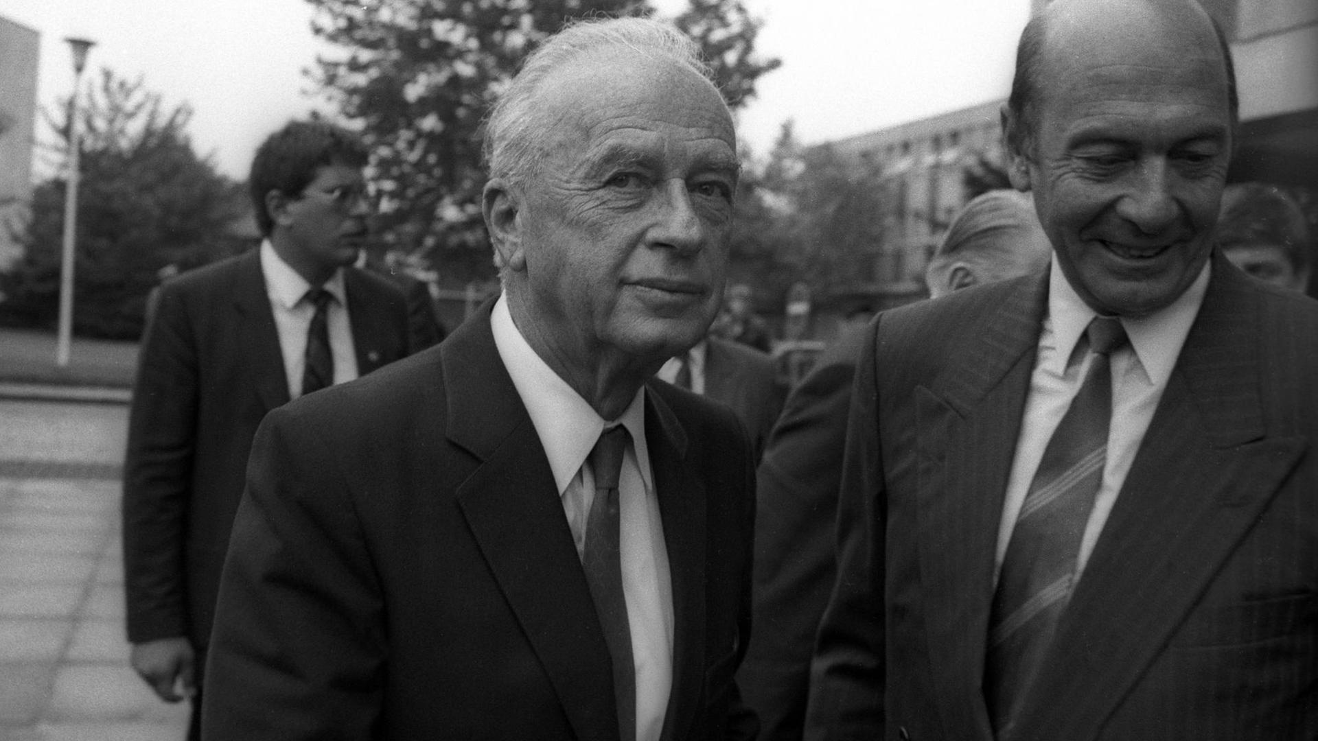 Jitzchak Rabin in Bonn mit Bundesverteidigungsminister Manfred Wörner 1987.