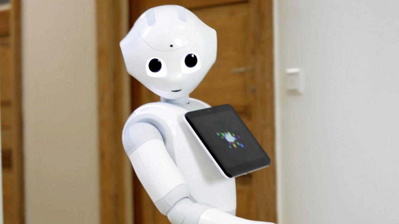 Ein humanoider Roboter mit Kulleraugen und einem integrierten Tablet.