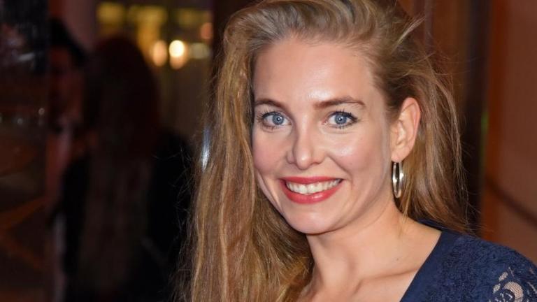 Die Schauspielerin Sina Martens bei ihrer Ankunft auf dem roten Teppich zur Filmpremiere "Das perfekte Geheinis" im Berliner Zoo-Palast am 28.10.2019 Die Schauspielerin Sina Martens bei ihrer Ankunft auf dem roten Teppich zur Filmpremiere "Das perfekte Geheinis" im Berliner Zoo-Palast am 28.10.2019