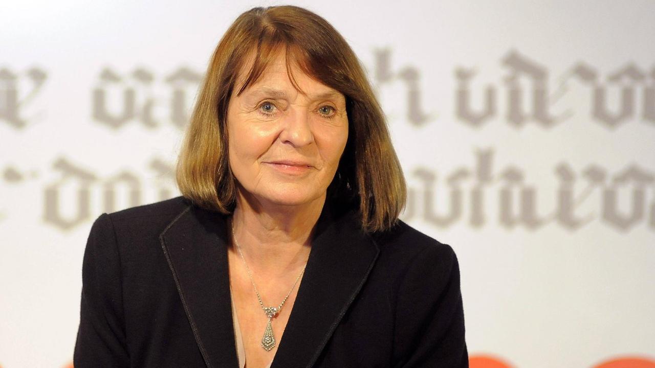 Die Schriftstellerin Monika Maron sitzt bei einer Buchpräsentation vor einem Plakat mit Buchstaben. Die Schriftstellerin Monika Maron sitzt bei einer Buchpräsentation vor einem Plakat mit Buchstaben.