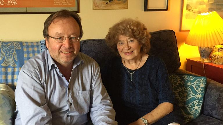 London-Korrespondent Friedbert Meurer sitzt mit der 81-jährigen englischen Folkmusikerin Shirley Collins in ihrem Haus in Lewes auf dem Sofa. London-Korrespondent Friedbert Meurer sitzt mit der 81-jährigen englischen Folkmusikerin Shirley Collins in ihrem Haus in Lewes auf dem Sofa.