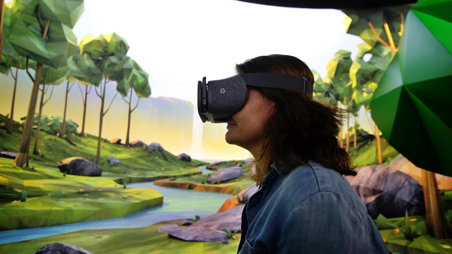 Virtual-Reality-Brillenträgerin vor VR-Landschaft Virtual-Reality-Brillenträgerin vor VR-Landschaft